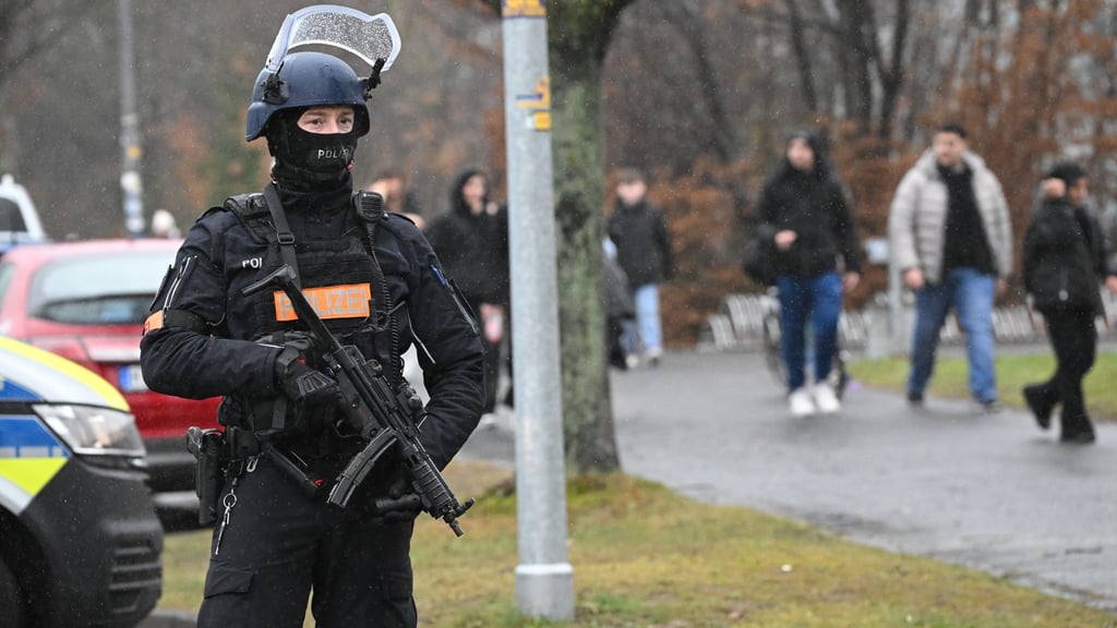Die Polizei suchte das Gelände ab.