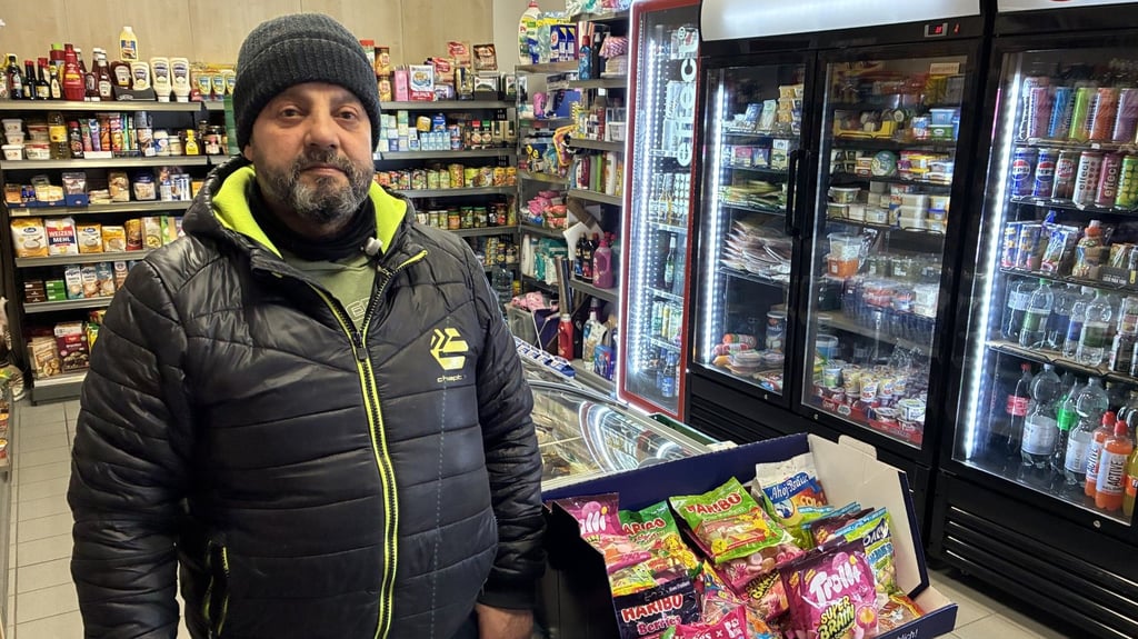 Seit Sommer 2025 betreibt Yehia Yassin den Inselmarkt auf dem Magdeburger Werder. Den Großteil des Tages verbringt er in seinem Geschäft.