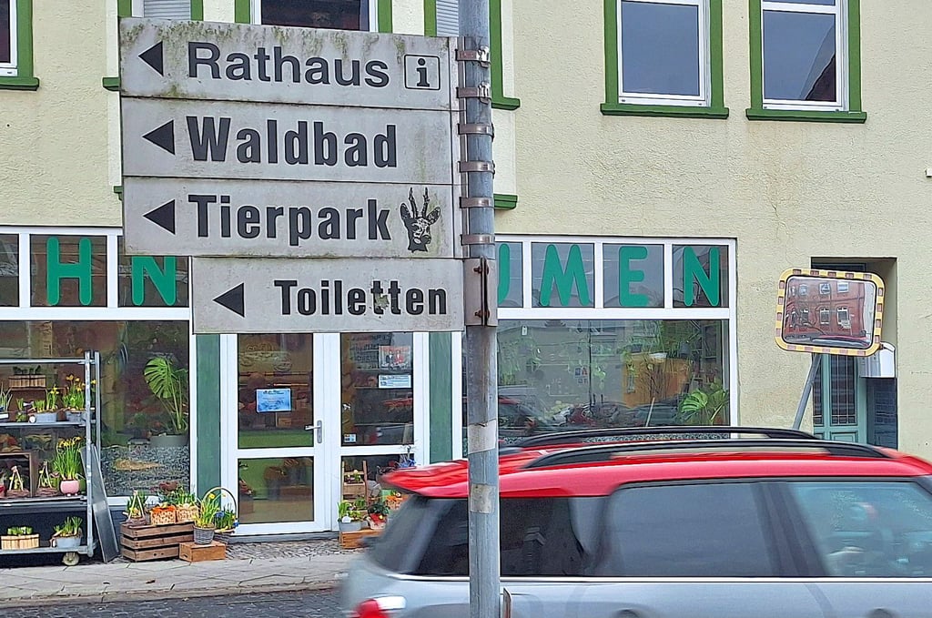 Der Verkehrsspiegel gegenüber der Kreuzung Bahnhofstraße/Hagenstraße ist seit Ende Januar verbogen und damit nicht nutzbar. 