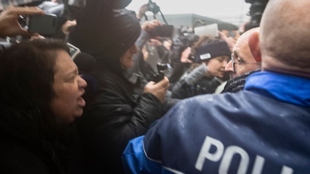 Angehörige von Opfern beschimpfen die Barbesitzer der als Mörder.