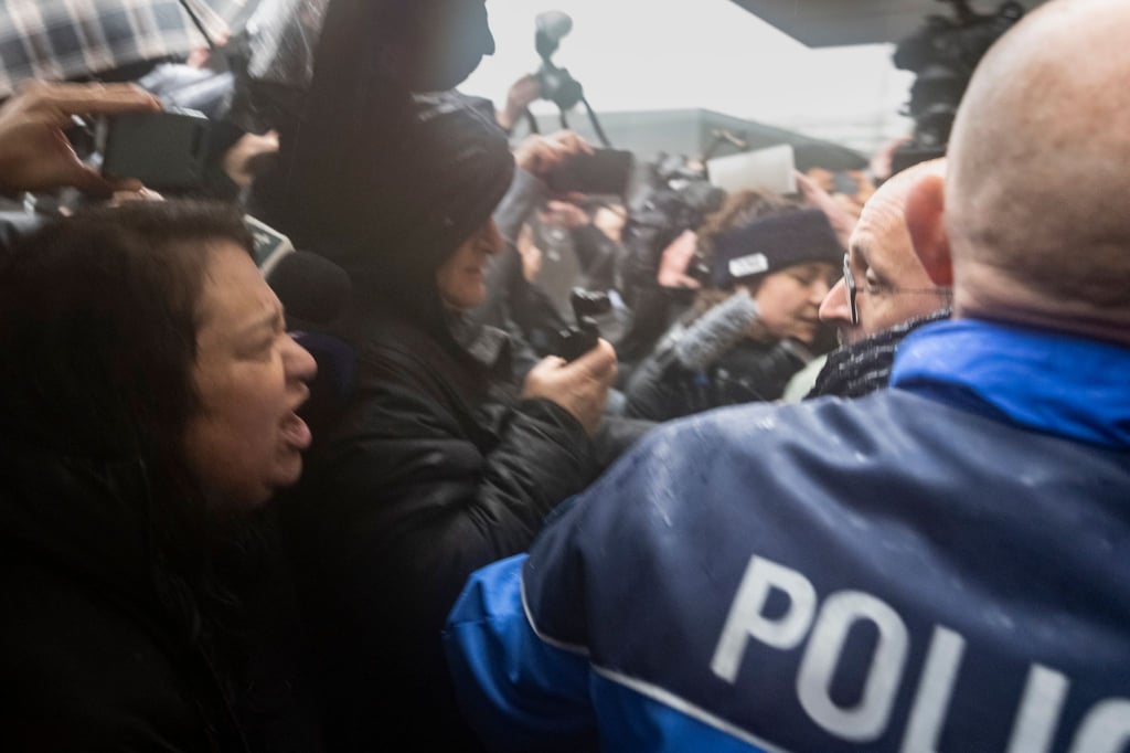 Angehörige von Opfern beschimpfen die Barbesitzer der als Mörder.