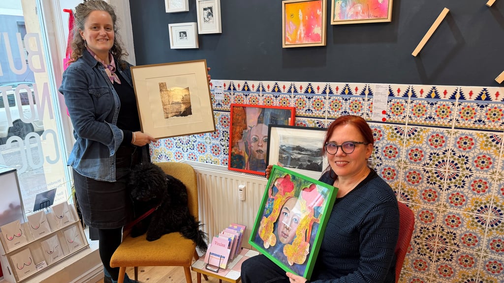 Die Künstlerinnen Kirsten Mengewein (links) und Heidekatrin Wittler ziehen mit dem Galerieladen an einen neuen Standort. Sie zeigen bereits Werke aus der Druckkunst-Ausstellung, die am neuen Standort gezeigt wird. 