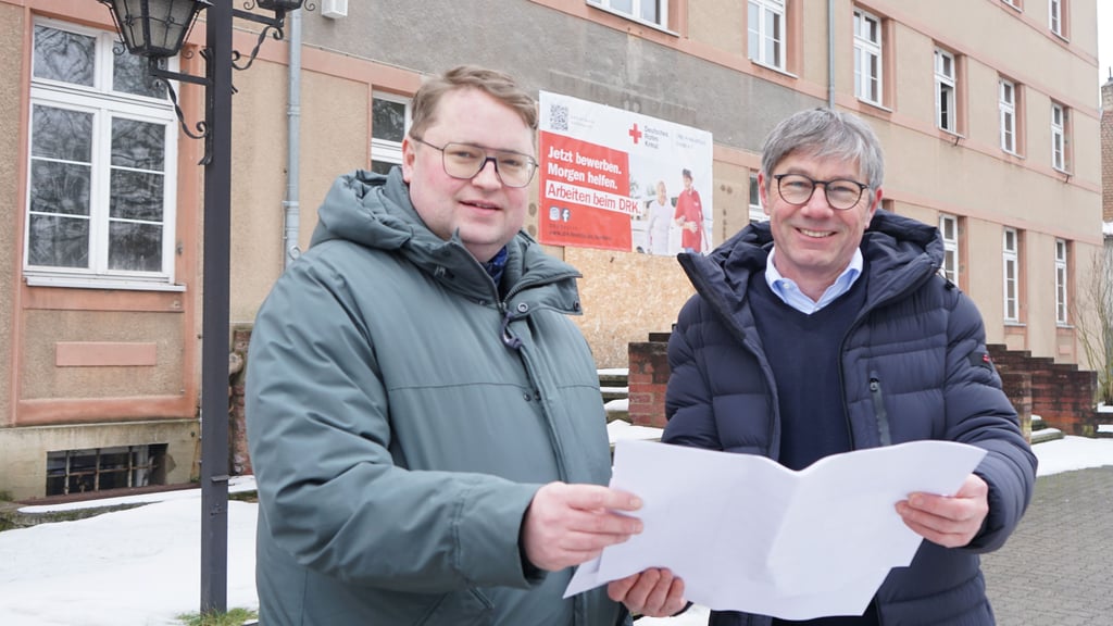 Das DRK baut das ehemalige Landratsamt um. Wie es aussehen wird, wissen Geschäftsführer Ralf Kürbis (r.) Wohnungswirtschaftsbereichsleiter André Wiklinski.