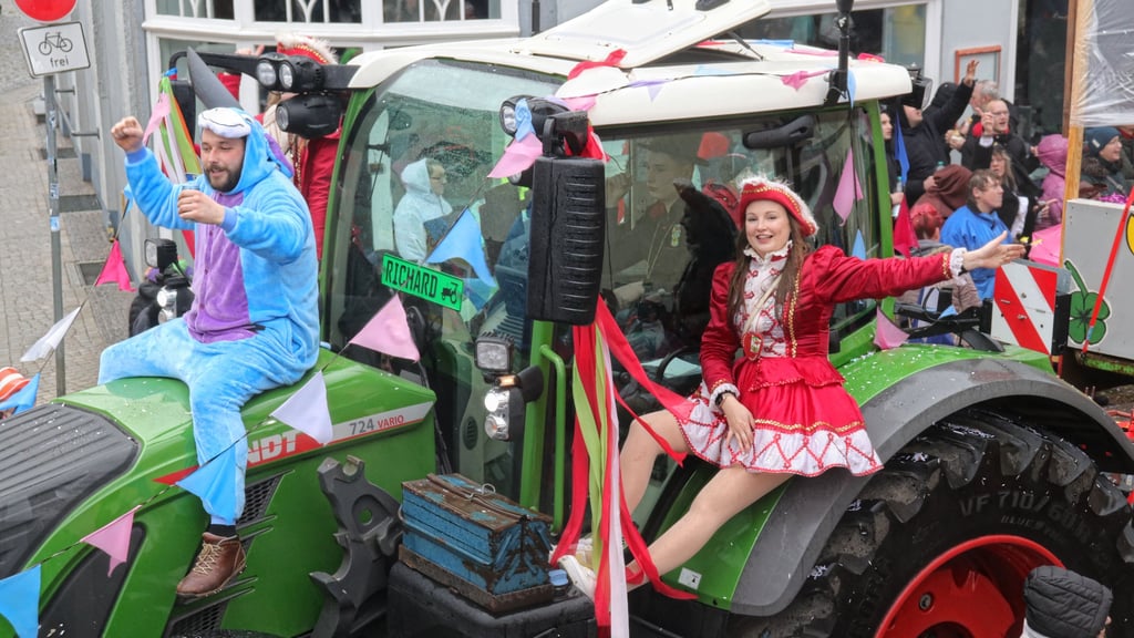 Bunt verkleidet und mit großen, geschmückten Fahrzeugen ziehen die Narren am Samstag (14. Februar 2026) durch die Innenstadt von Osterburg.