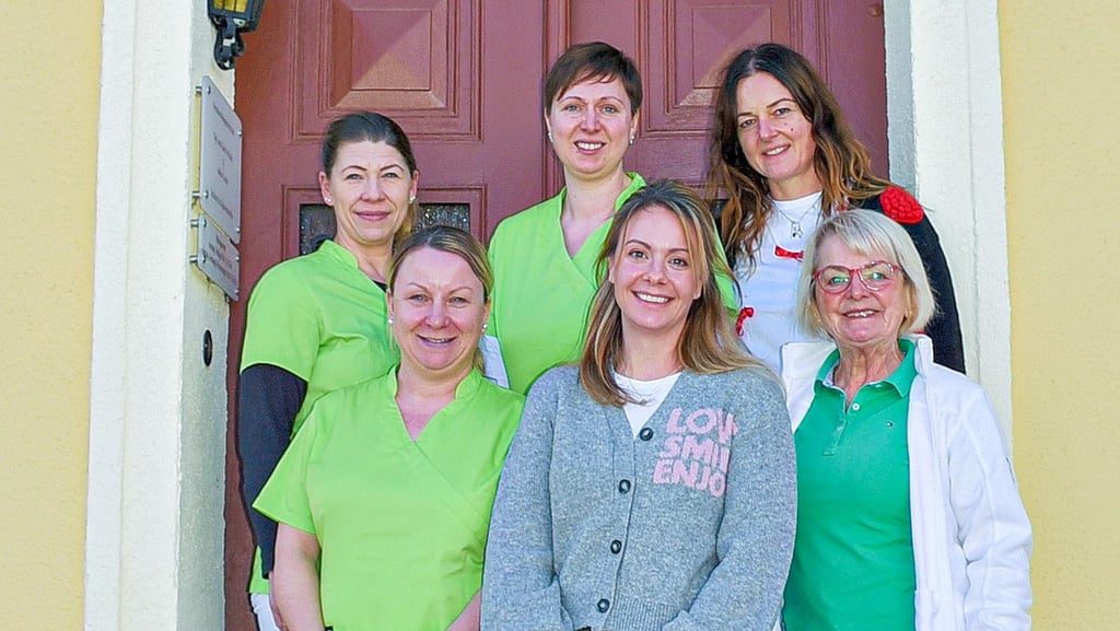 Die beiden Fachärztinnen für Allgemeinmedizin Karola Schladitz (r.) und Andrea Coetzee  (zweite Reihe rechts) nahmen ihre Kollegin Carolin Schmidtke  (Mitte vorn) in ihr Börnecker Praxisteam auf. 