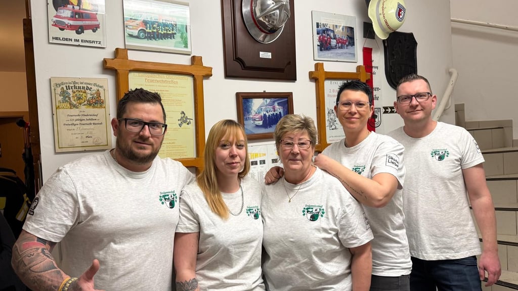 Die Vorstandsmitglieder des Dorfgemeinschaftsvereins (von links nach rechts): Hannes Krause-Fiedler (38), Sarah Sand (32), Yvonne Liebau (63), Beisitzerin Michele Goldschmidt (38) und Toni Brodmann (40). Obersdorfs Ortsbürgermeisterin Katja Wonde ist auch Mitglied im Vorstand. Sie fehlt aber auf dem Foto.  