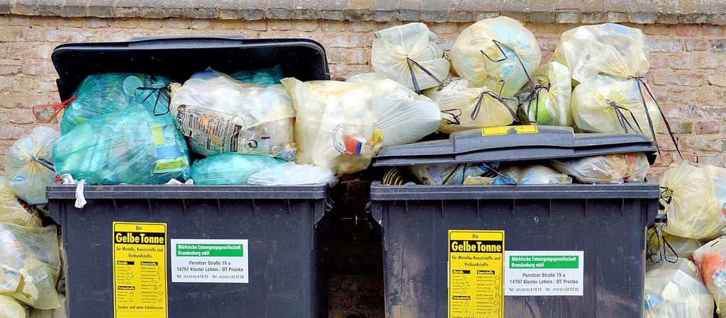 Überall im Kreis Stendal bleiben gelbe Tonnen nach Entsorgungsterminen voll stehen.