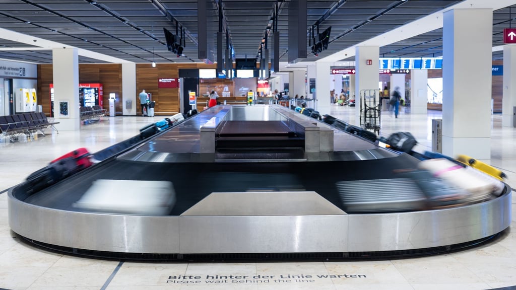 Spannende Momente: Das Gepäckband läuft an.