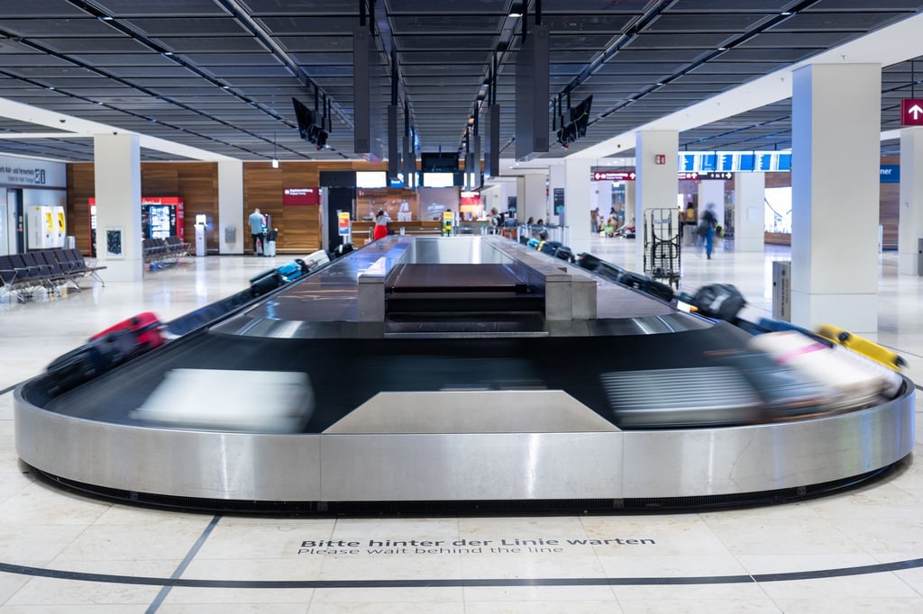 Spannende Momente: Das Gepäckband läuft an.