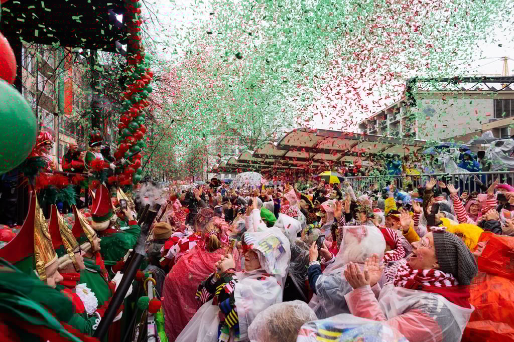In den rheinischen Hochburgen hat der Straßenkarneval begonnen.