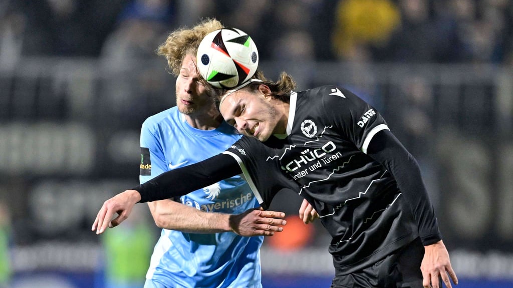 Bielefelds Roberts Uldrikis im Kopfballduell: Der Lette kommt auf ein Gardemaß von 1,98 Meter.