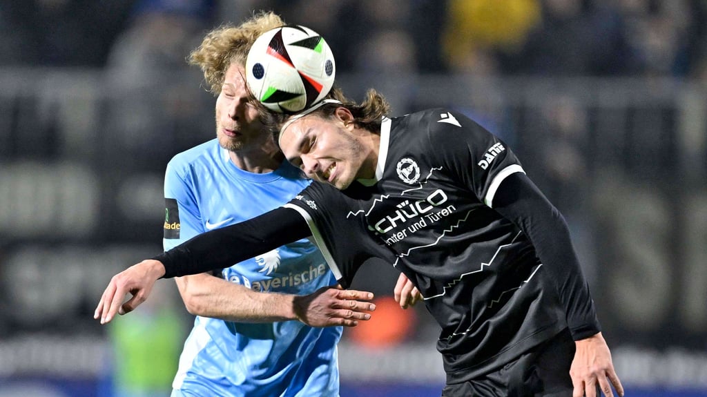 Bielefelds Roberts Uldrikis im Kopfballduell: Der Lette kommt auf ein Gardemaß von 1,98 Meter.