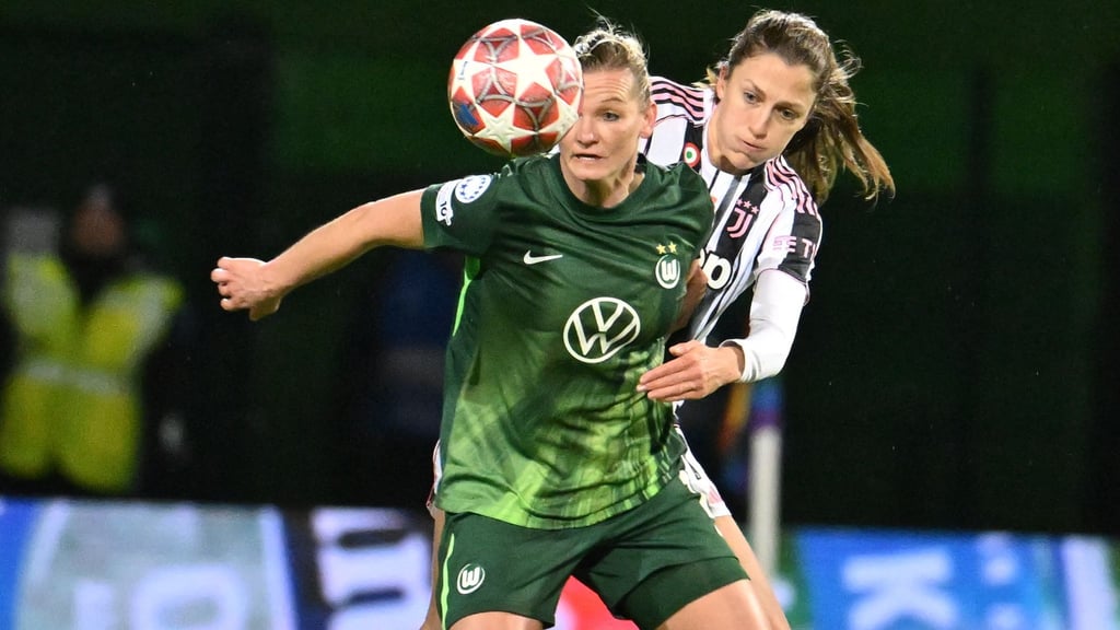Wolfsburgs Alexandra Popp (l) wird von Juventus-Spielerin Emma Stölen Godö bedrängt.