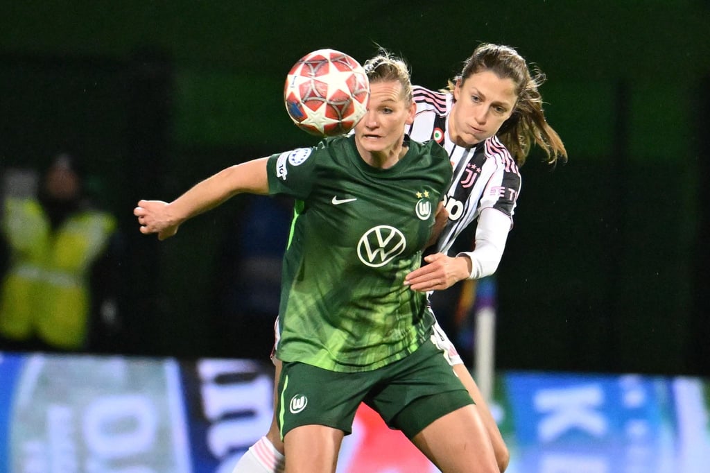 Wolfsburgs Alexandra Popp (l) wird von Juventus-Spielerin Emma Stölen Godö bedrängt.