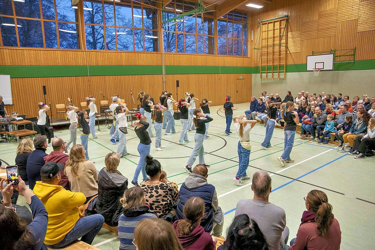 Projekt der Schulsozialarbeiter: In vier Tagen bühnenreif - Wie 60 Kinder und Jugendliche mit „Our Song“ Selbstvertrauen sammeln