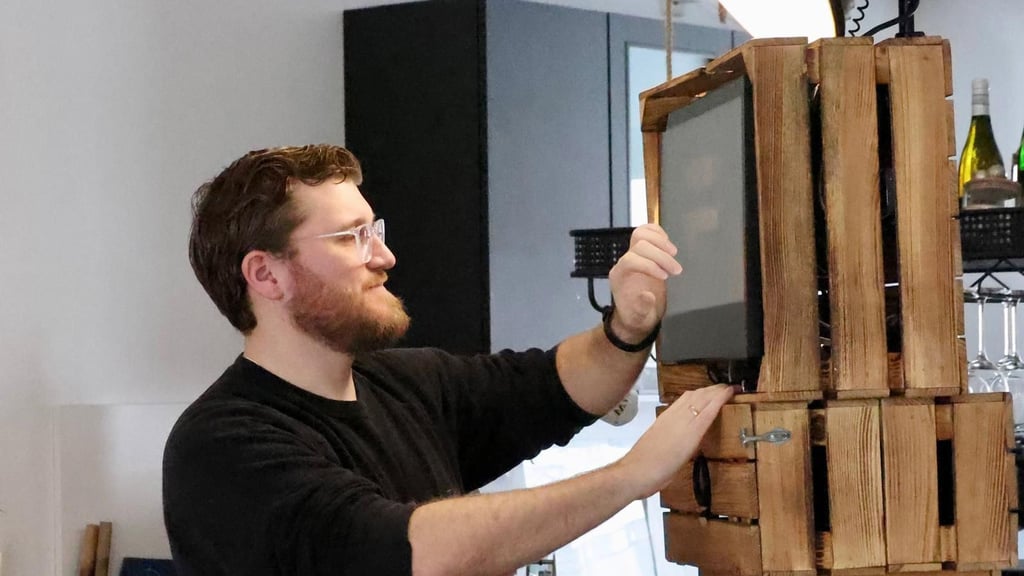 Intuitiv zu bedienen: Julian Radins stellt die Fotobox ein.