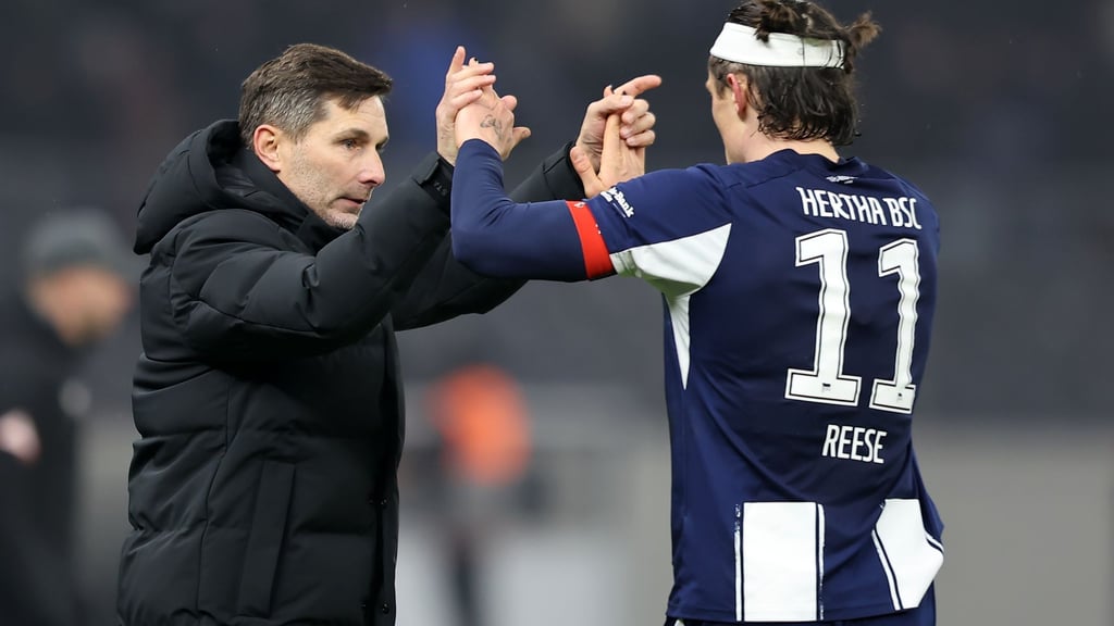 Hertha-Trainer Stefan Leitl und Fabian Reese (r) wollen den Rückenwind aus dem Pokal gegen Hannover mitnehmen.