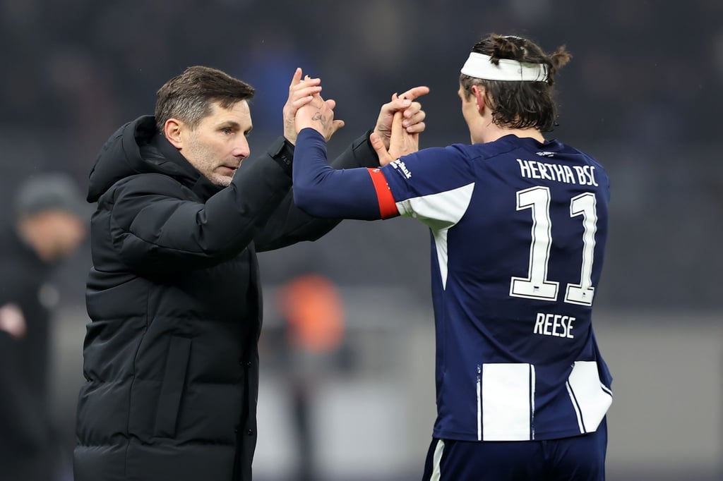Hertha-Trainer Stefan Leitl und Fabian Reese (r) wollen den Rückenwind aus dem Pokal gegen Hannover mitnehmen.