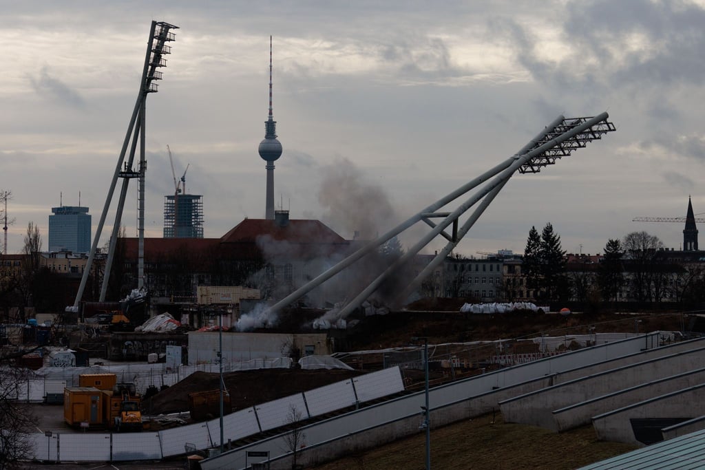 Die beiden östlichen Flutlichtmasten wurden gesprengt.