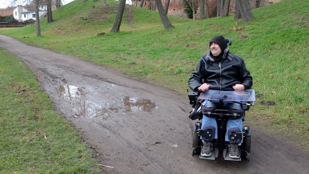 Der Zerbster Marco Groebe setzt sich für Barrierefreiheit ein, egal ob in Städten, Parks - wie hier 2020 im Schlossgarten - oder auf Bahnhöfen.