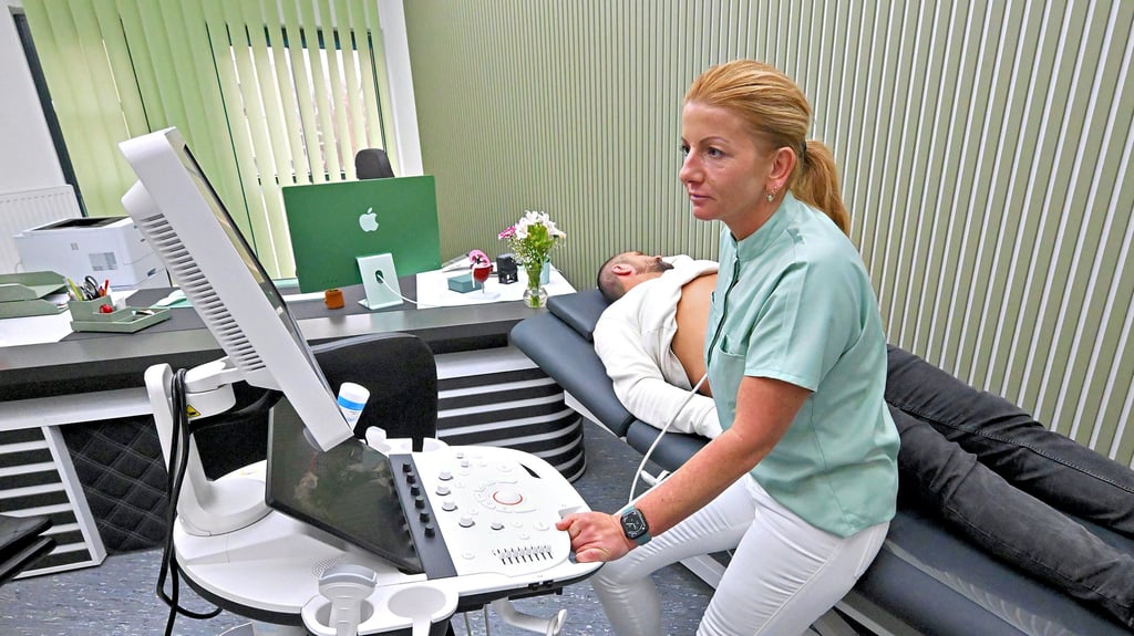 Hausärztin Claudia Paulick hat ihre erste eigene Praxis im Ascherslebener Badstuben eröffnet und bietet Diagnostik auf dem neuesten Stand der Technik an.