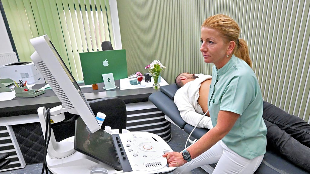 Hausärztin Claudia Paulick hat ihre erste eigene Praxis im Ascherslebener Badstuben eröffnet und bietet Diagnostik auf dem neuesten Stand der Technik an.