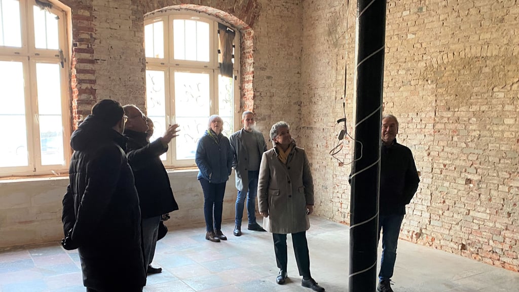 Der Genthiner Bahnhof-Eigentümer Peter Förste führte Infrastruktur-Ministerin Lydia Hüskens (FDP) durch das Gebäude.