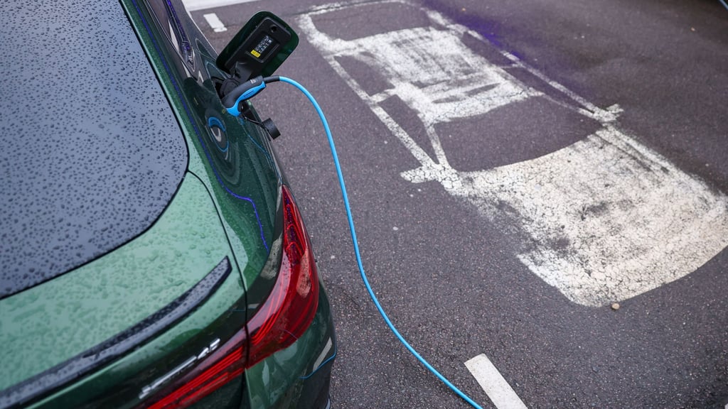 Umfrage: Einige Deutsche haben von neuer E-Auto-Prämie bisher nicht gehört. (Symbolbild)