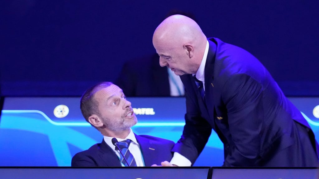 Ceferin (l.) und Infantino (r.) führen die UEFA und die FIFA in das WM-Jahr. (Archivbild)