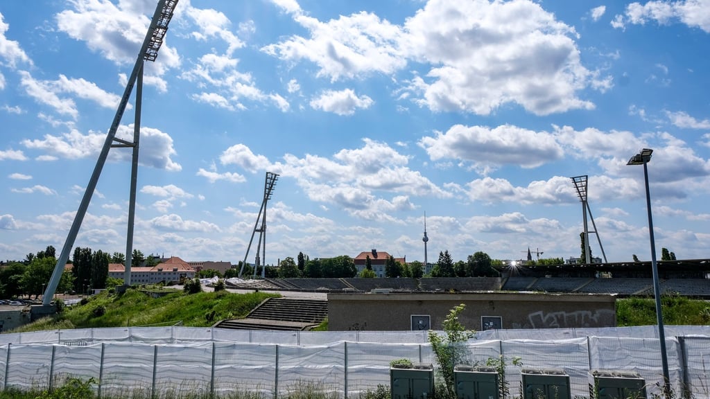 Die zwei östlichen Flutlichtmasten werden am Donnerstag gesprengt. (Archivbild)