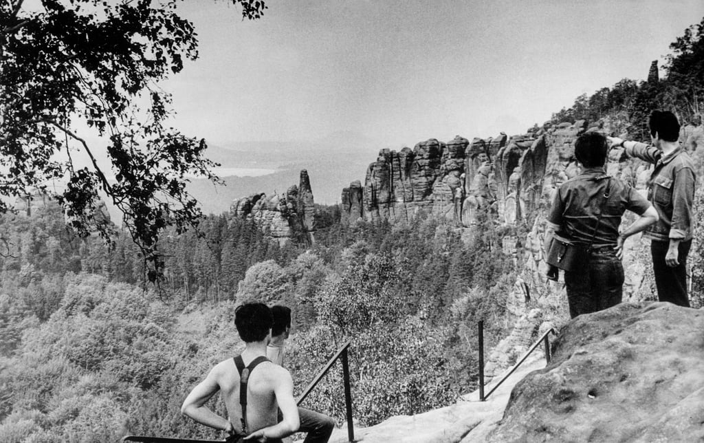 Urlaub in der DDR: Wanderer genießen in Sachsen den Ausblick auf die Berge.