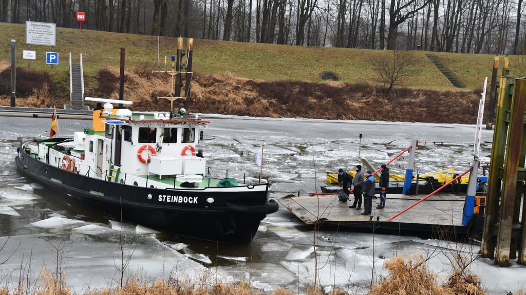 Der Eisbrecher „Steinbock“ war am Donnerstagvormittag im Schleusenkanal Havelberg im Einsatz, damit die Fähre Sandau wieder an ihren Liegeplatz zurückkehren kann. Bis zur Elbe nahm das Schiff des WSA die Fähre dann in Schlepp, denn Eisschollen wären ein Problem für das Gefährt.