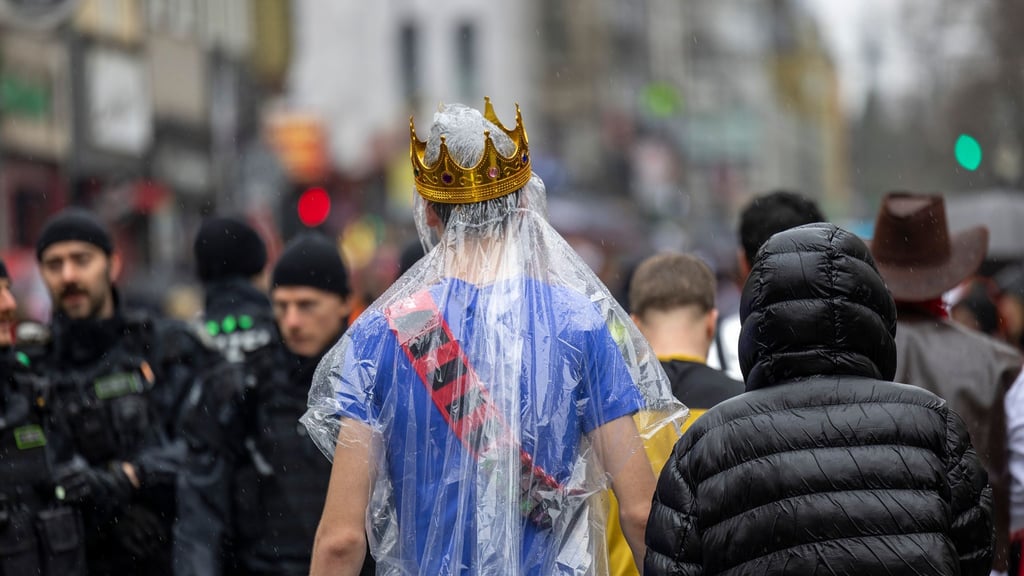 Regencape mit Krone: Die rheinischen Narren mussten an Weiberfastnacht tapfer sein.