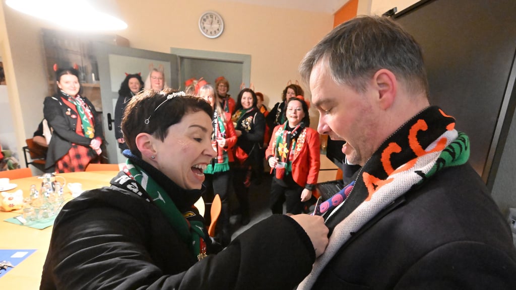 Prinzessin Katja I. macht sich an der Krawatte von Ascherslebens Oberbürgermeister Steffen Amme zu schaffen. 