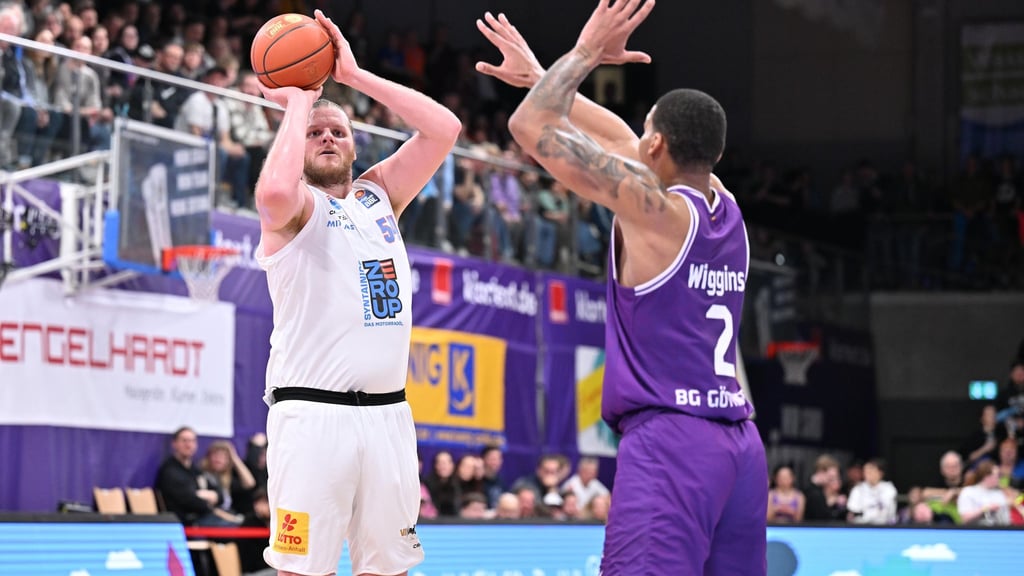 John Bryant (l) ist nicht mehr Teil des MBC-Teams und geht nach Bremerhaven. (Archivbild)