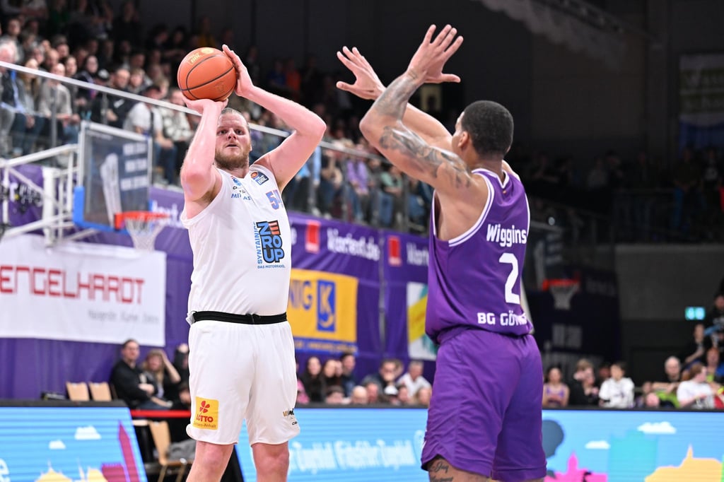 John Bryant (l) ist nicht mehr Teil des MBC-Teams und geht nach Bremerhaven. (Archivbild)