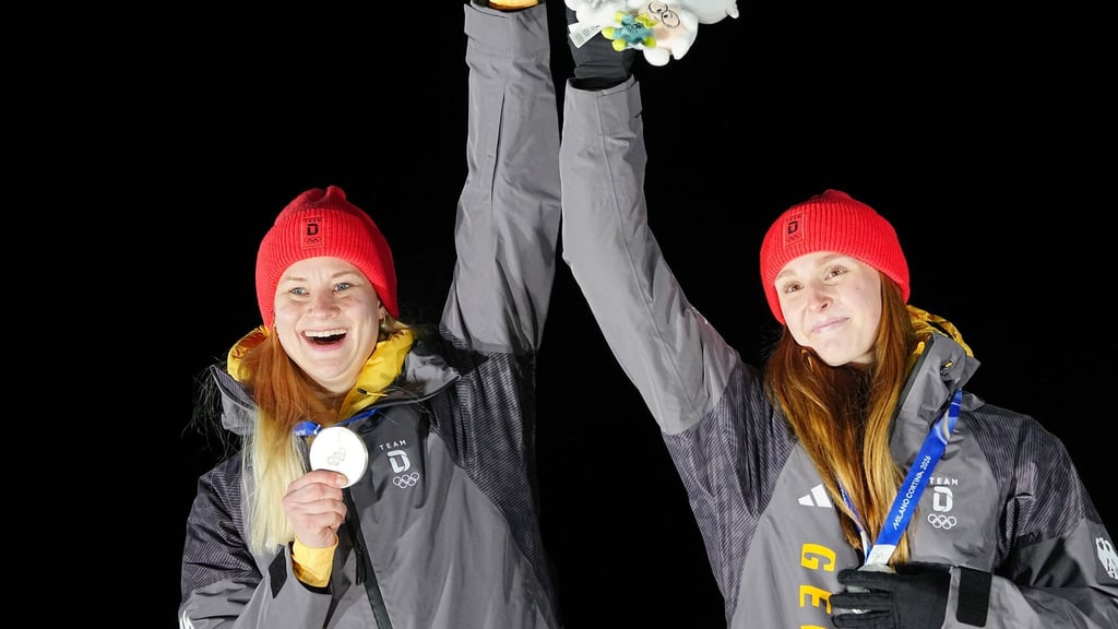 Dajana Eitberger (l) und Magdalena Matschina bejubeln Silber im Rodel-Doppelsitzer.