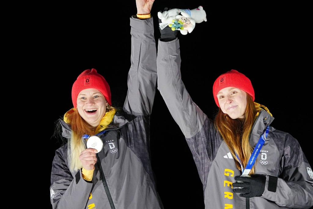 Dajana Eitberger (l) und Magdalena Matschina bejubeln Silber im Rodel-Doppelsitzer.