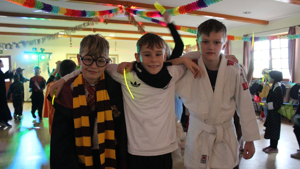 Tim (l.) hat sich Harry Potter verkleidet. Bei Fin (Mitte) und Alex geht es sportlich zu: Als Fußballer und als Judoka feiern sie Fasching.