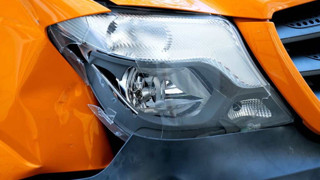 Parkrempler können bei modernen Autos schnell sehr teuer werden, beklagt der ADAC. (Archivbild)