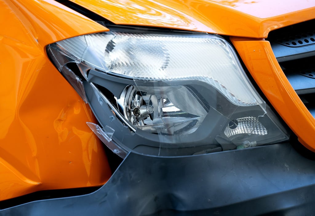 Parkrempler können bei modernen Autos schnell sehr teuer werden, beklagt der ADAC. (Archivbild)