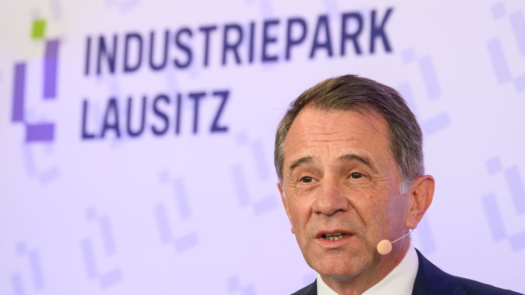 Der Vorsitzende der Geschäftsführung der BASF InfraService & Solutions Lausitz GmbH, Jürgen Fuchs, kündigt eine Neuansiedlung im Industriepark Schwarzheide an. (Archivbild)