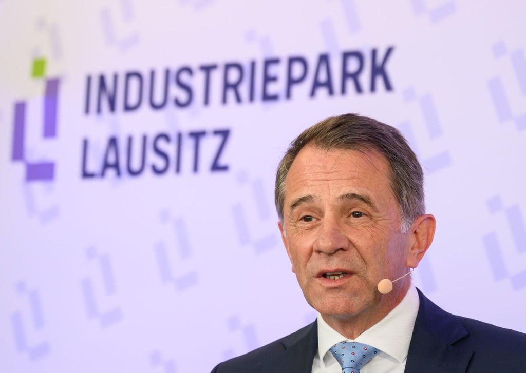 Der Vorsitzende der Geschäftsführung der BASF InfraService & Solutions Lausitz GmbH, Jürgen Fuchs, kündigt eine Neuansiedlung im Industriepark Schwarzheide an. (Archivbild)