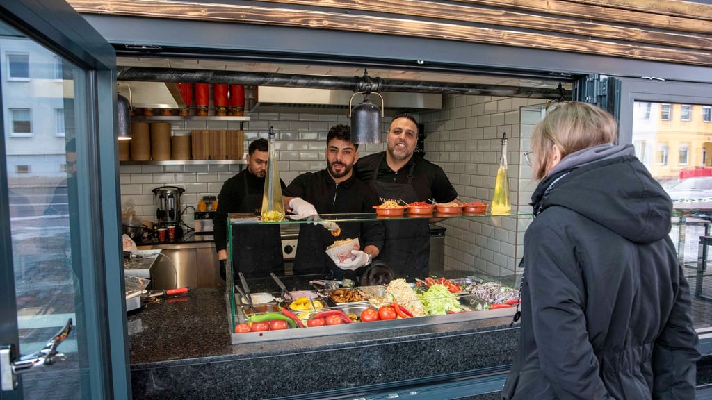 Am Montag hat in der ehemaligen Bratwurst-Tanke an der B184 in Roßlau der „Neffi“-Döner eröffnet. Der Andrang am Eröffnungstag war groß. 