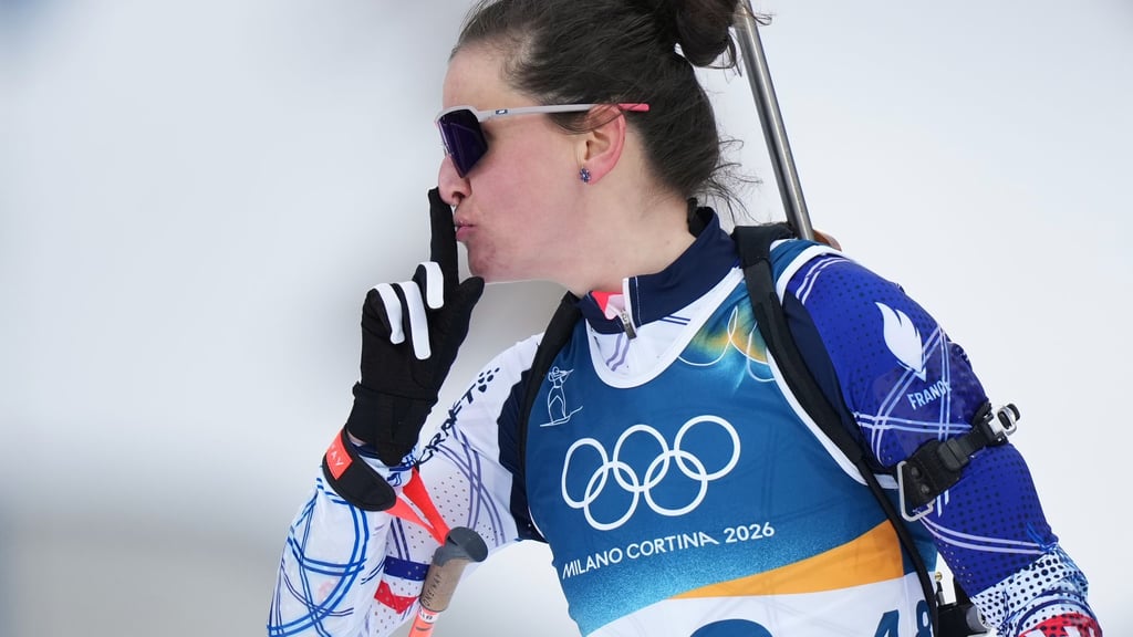 Eine eindeutige Geste: Julia Simon beim Zieleinlauf auf dem Weg zu Gold.