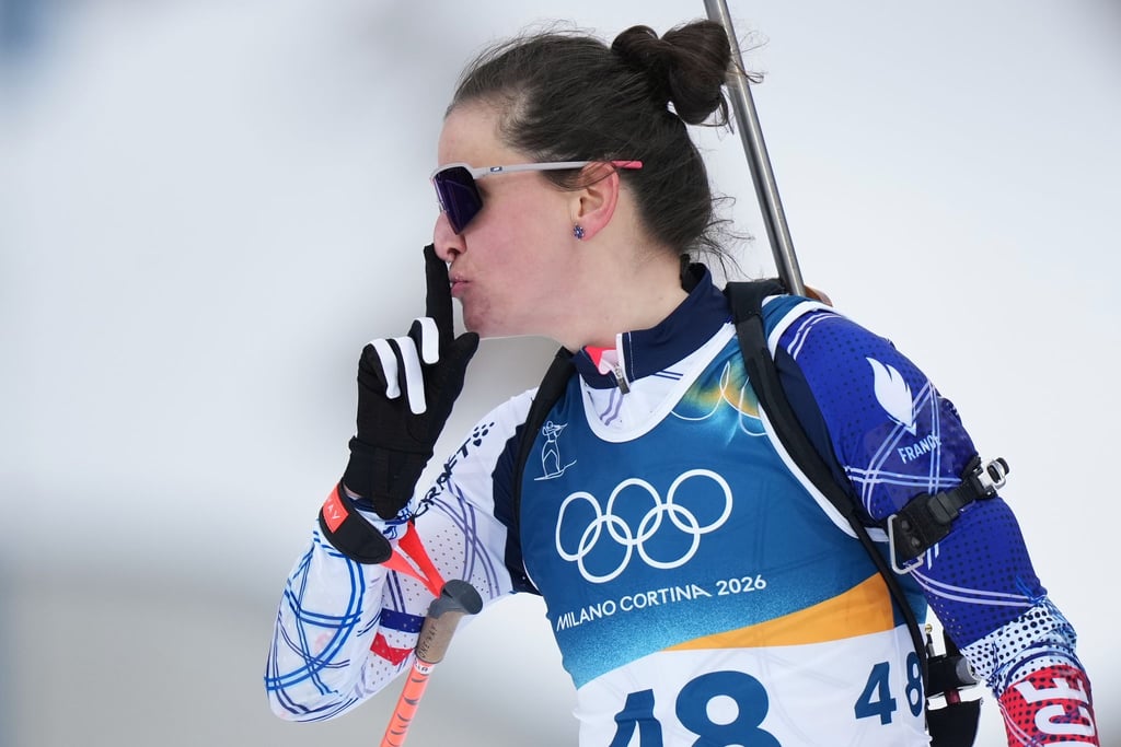 Eine eindeutige Geste: Julia Simon beim Zieleinlauf auf dem Weg zu Gold.