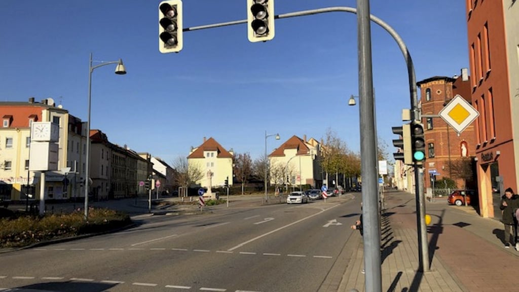 In der Merseburger Straße in Weißenfels wurde am Mittwochabend ein 15-Jähriger von einem 17-Jährigen mit einer Flasche attackiert.