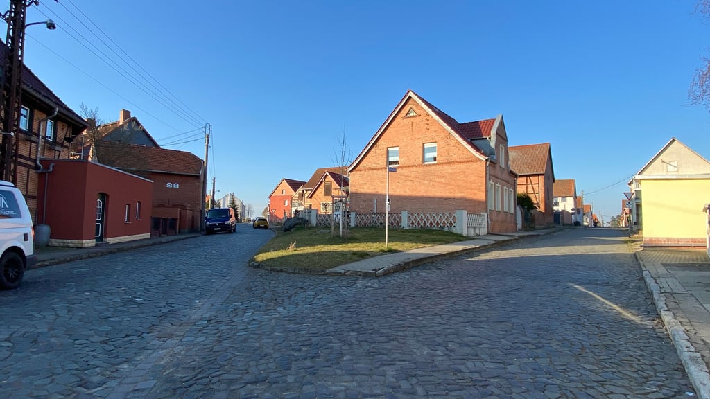 Blick auf das Teilstück der Gartenstraße (rechts) und einen Abschnitt der Ratsstraße in Emersleben. Wann endlich rücken hier die Bagger an?