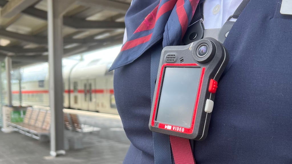 Eine Zugbegleiterin mit Bodycam - ein Mittel, um die Sicherheit im Zug zu erhöhen. Die Deutsche Bahn hat damit gute Erfahrungen gemacht.