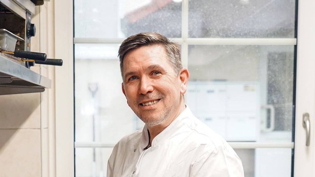 Steht für frisch gekochte, gutbürgerliche deutsche Küche: der 55-jährige Olaf Feder bei Vorbereitungsarbeiten in der Küche des Traditionslokals „Fässchen“ in Kleinjena. 